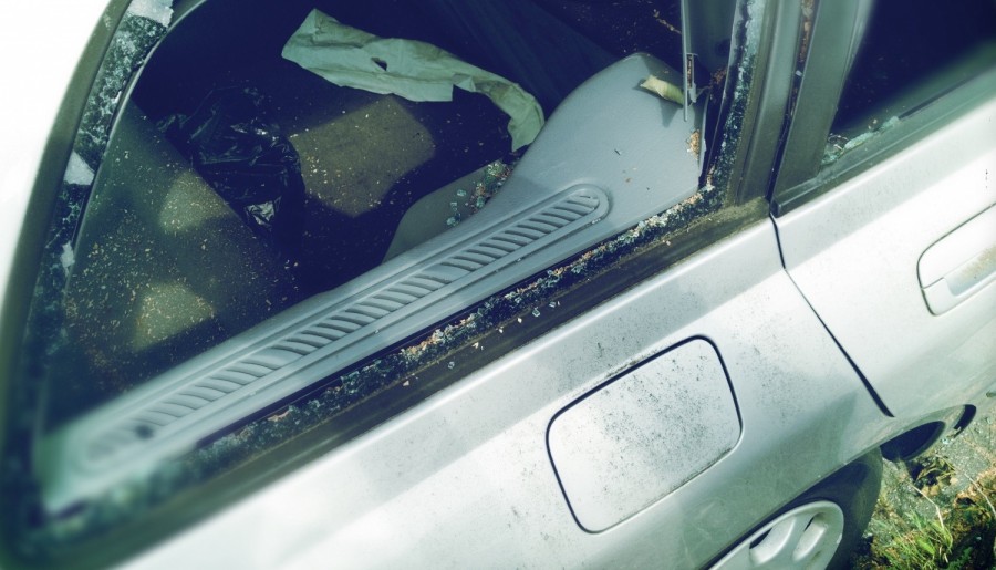 Автолюбитель из Элисты отсудил 200 000 у ЖЭКа за разбитую рубероидом машину