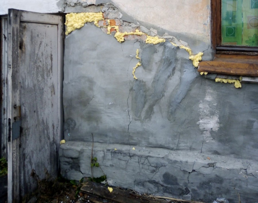 Облезлые стены и дыра в полу. Жители дома в Первоуральске заставили ЖЭК отремонтировать подъезды