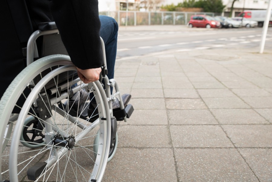 Неходячему инвалиду из Алтайского края пришлось доказывать, что он нуждается в коляске