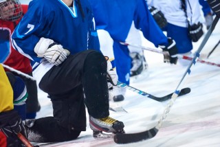 Страсти на льду. Экс-массажист хоккейного клуба «Строитель» отсудил долги по зарплате в 110 000 рублей