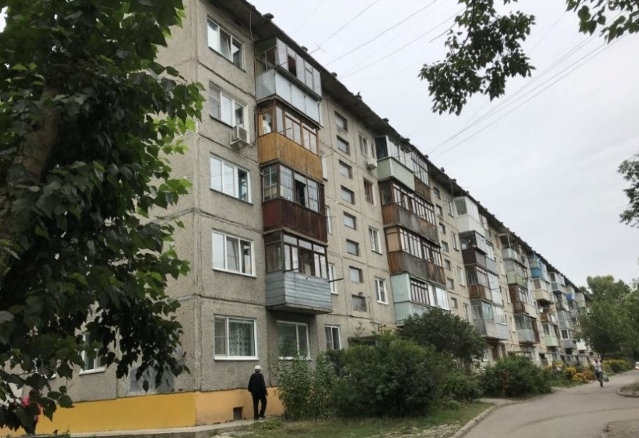 Отваливаются куски бетона. Жительница дома в Барнауле добилась ремонта аварийного козырька на крыше