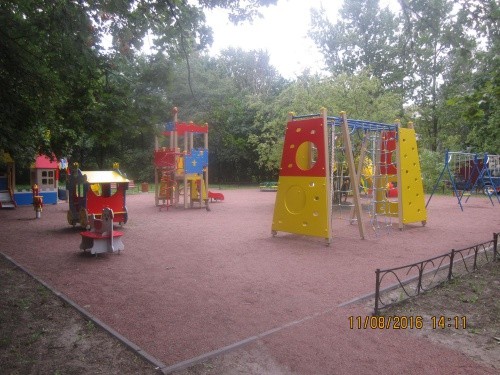 Помогли установить детскую площадку в Петербурге