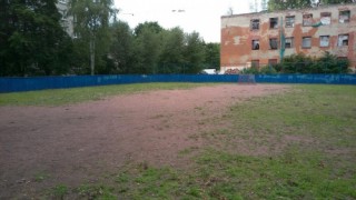 Помогли отремонтировать спортивную площадку в Петербурге