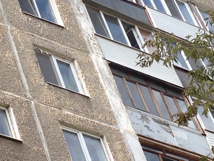 Годами мучилась от сырости: жительница пермской многоэтажки заставила ЖЭК отремонтировать межпанельные стыки