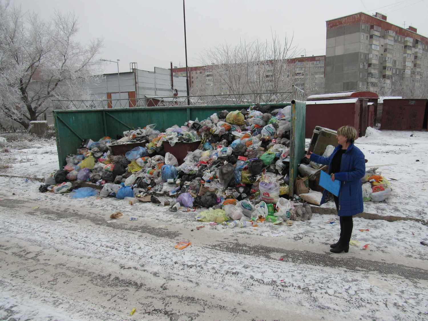 В Кургане по вине коммунальщиков возле дома выросла гигантская свалка