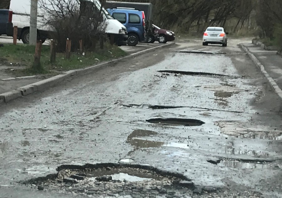 Как после бомбежки. Рязанские правозащитники добились ремонта разбитой дороги