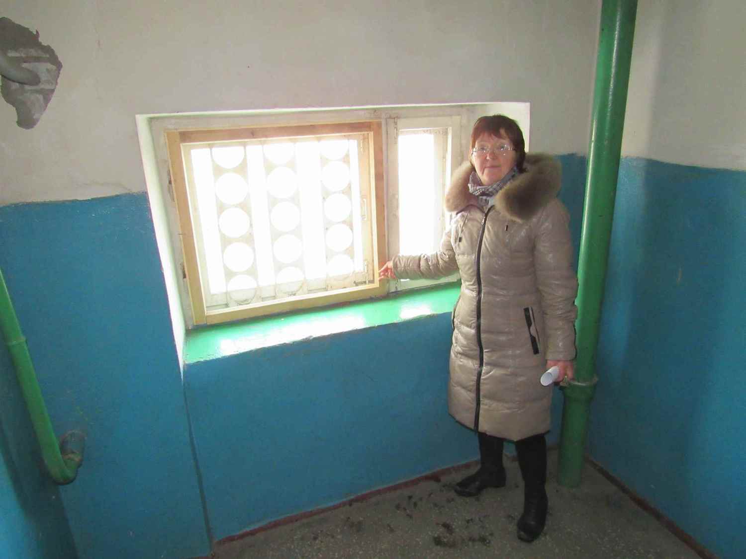 Курганские коммунальщики застеклили подъезд после вмешательства мироновского Центра