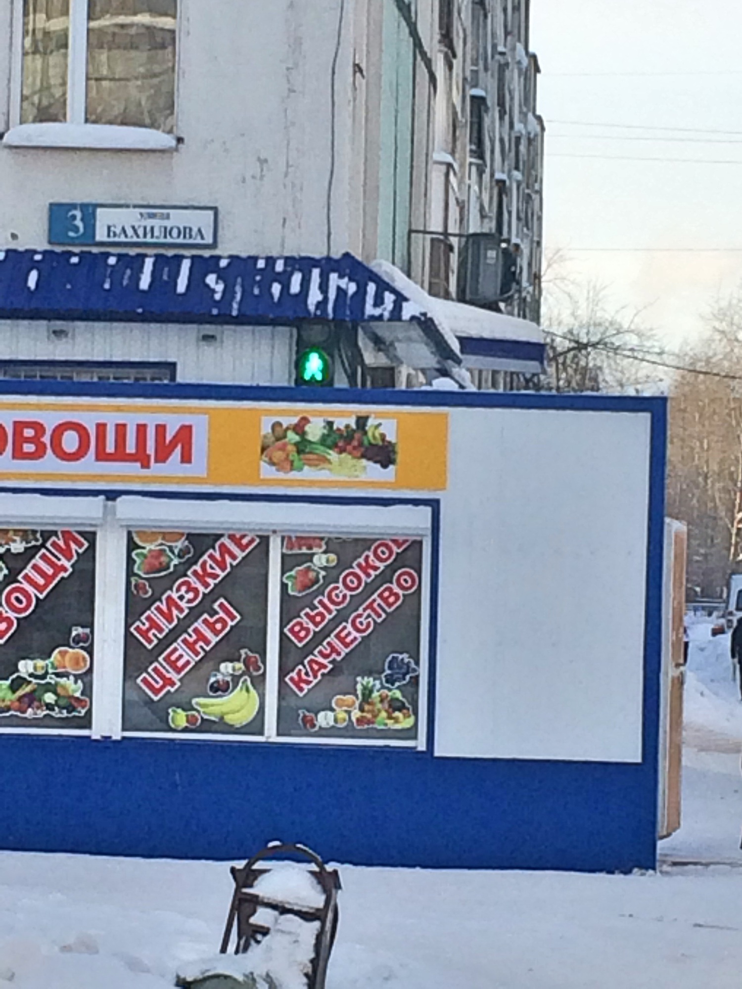 Сотрудники ГИБДД в Сургуте перевесили скрывавшийся за ларьком светофор-невидимку