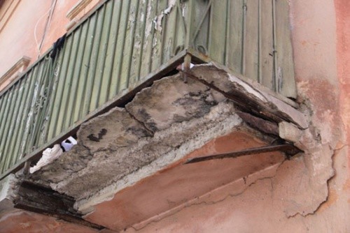 После вмешательства мироновского Центра тамбовские коммунальщики починят балконный козырек