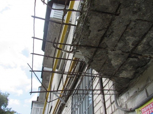 После вмешательства мироновского Центра над подъездами курганской многоэтажки отремонтируют козырьки