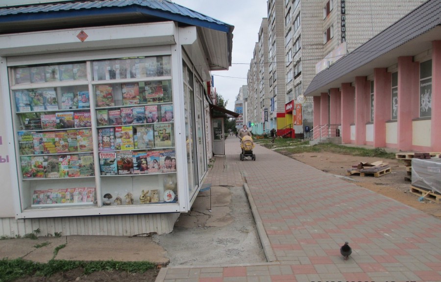 Горожане пожаловались на опасный для инвалидов и матерей с колясками тротуар в Кирове