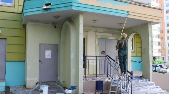 Саранск: ЖЭК отремонтировал подъезд девятиэтажки после жалобы жильцов
