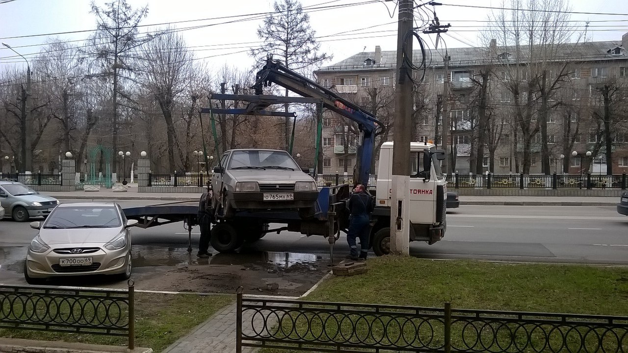 Тверь: убрали брошенный автомобиль с дороги