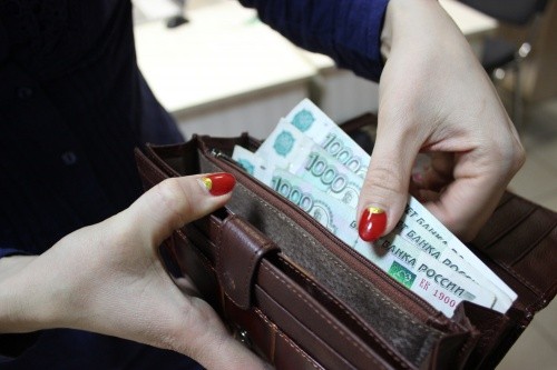 С помощью Центра жительница Ноябрьска заставила работодателя выплатить ей зарплату