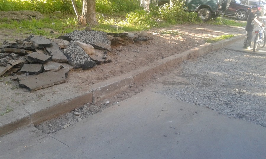Мироновский Центр в Петрозаводске помог залатать «вечную» яму во дворе
