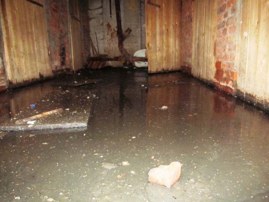 Коммунальщиков в Архангельске спустили из офисов в гнилой подвал