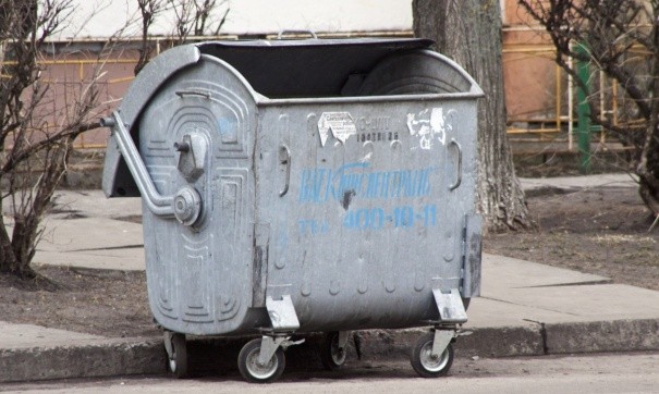 В Калининграде мироновский Центр помог убрать из-под окон дома мусорные баки