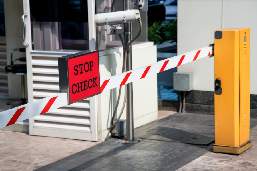 Не виноватая я. Сторожа из Волгограда заставили заплатить за сломанный шлагбаум Не виноватая я. Сторожа из Волгограда заставили заплатить за сломанный шлагбаум