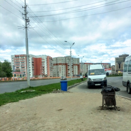 Сургутяне добились чистоты на автобусной остановке благодаря мироновскому Центру