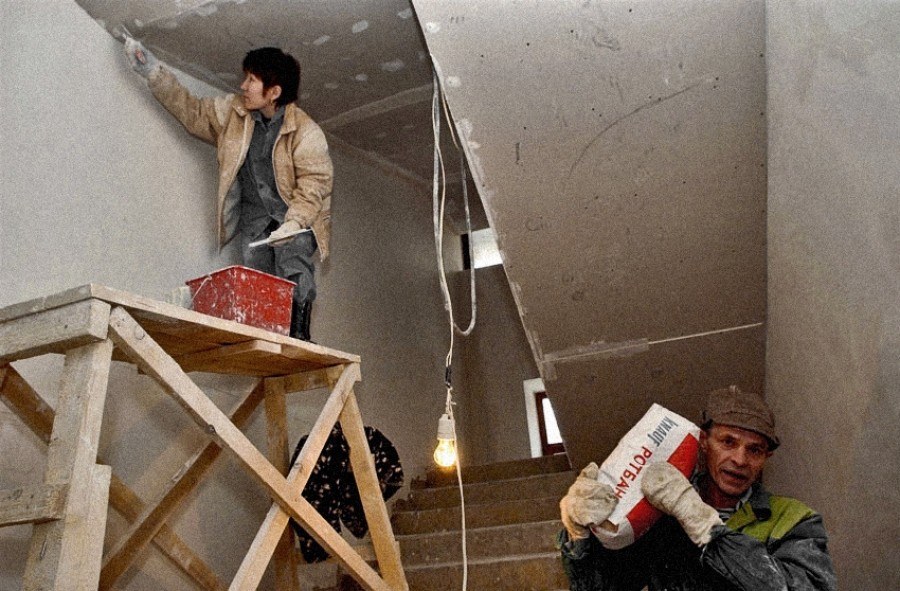 Благодаря мироновскому Центру коммунальщики начали ремонт магаданской многоэтажки