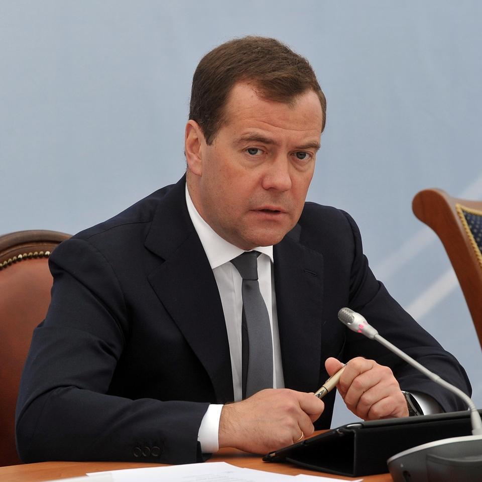 Правительство Медведева вновь сокращает бюджет на 10%