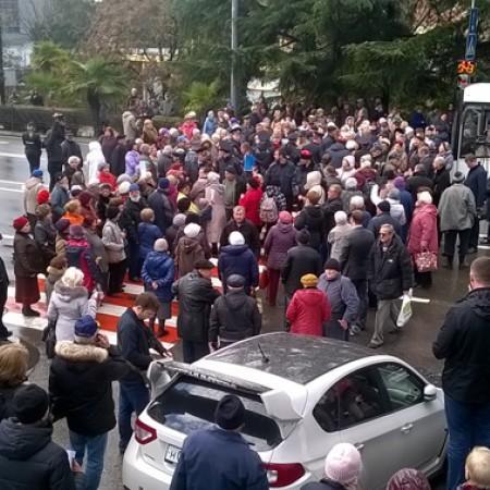 Сочинские пенсионеры вышли на акцию протеста из-за отмены льгот