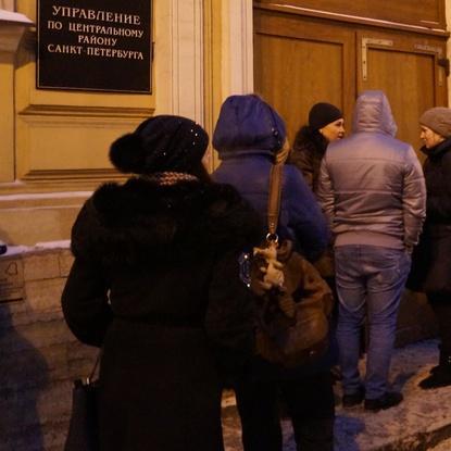 В Санкт-Петербурге сотни родителей ночевали в очереди, чтобы записать ребенка в школу