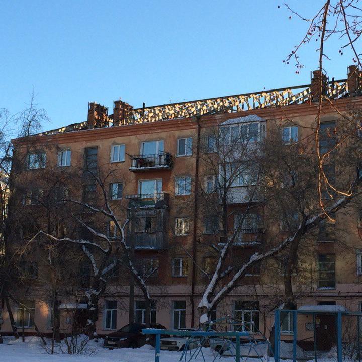 Коммунальщики оставили многоквартирный дом в Омске без крыши