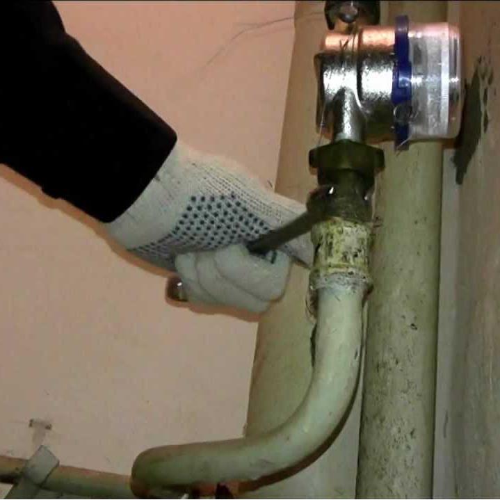 Аварийный стояк. Открутить старую водопроводную трубу. Как раскрутить старую водопроводную трубу ванной. Разъединить старые сантехнические. Как раскручивать трубы в ванне.