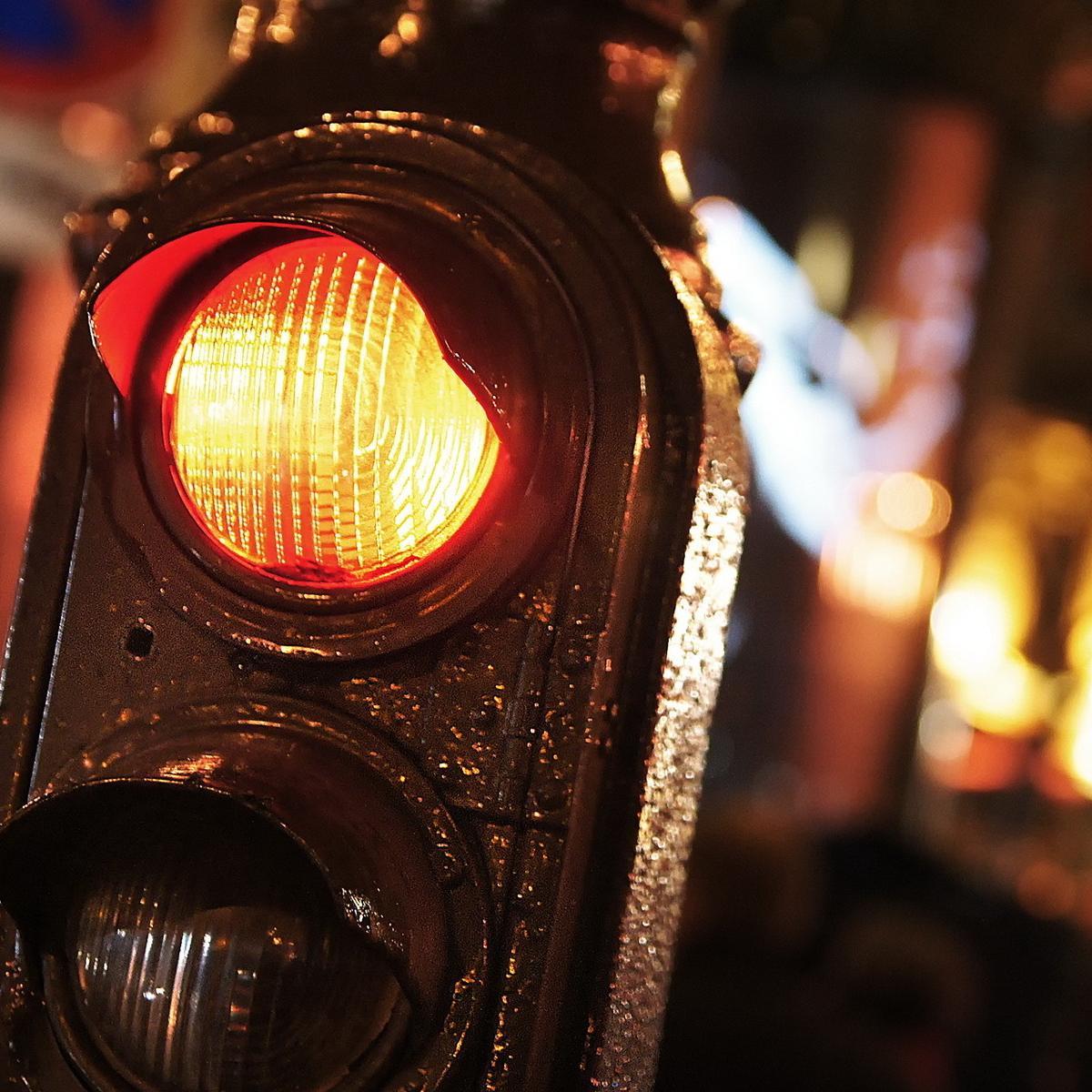 On red light. Фотоаппарат красный свет. Глубокий красный свет. Красный свет фар. Rap красный свет