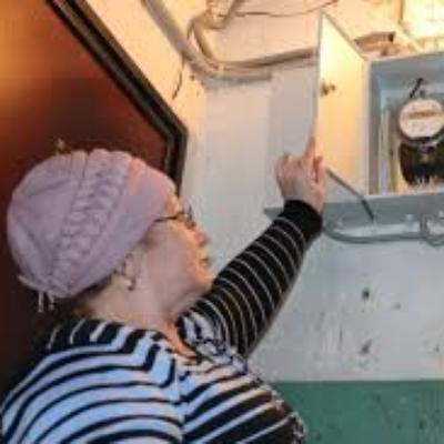 В Кургане жильцы полгода жили без света в подъездах