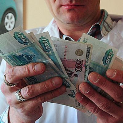 Главные врачи в регионах зарабатывают в 200 раз больше медработников