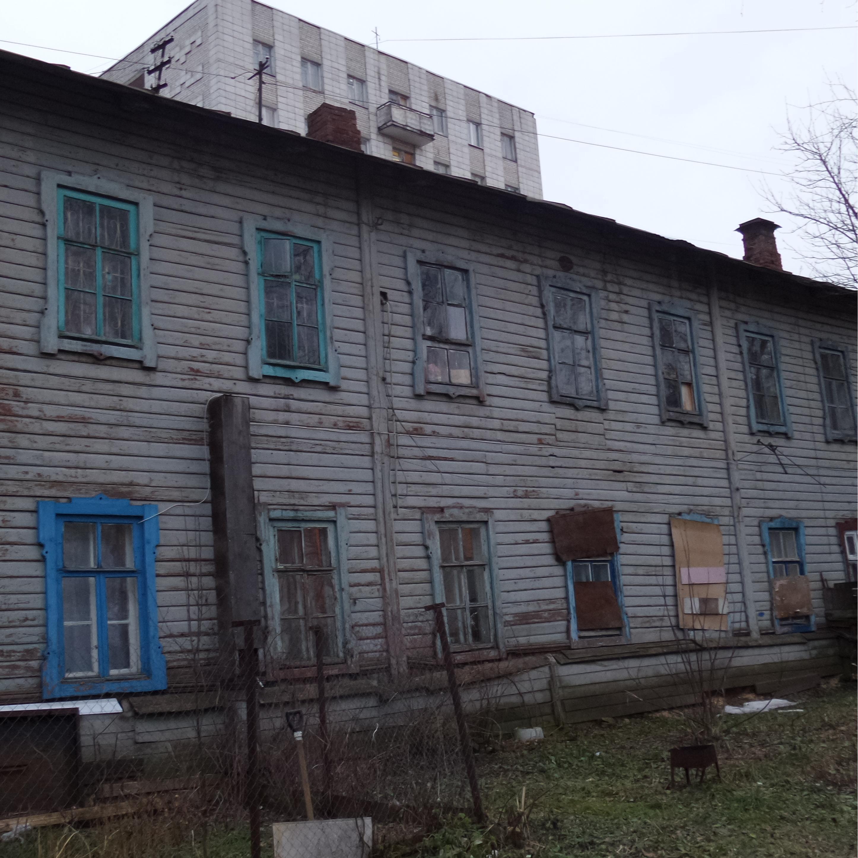 Как сделать бараки. Кострома бараки. Сталинские бараки в Москве. Деревянный дом барачного типа. Барак дом.