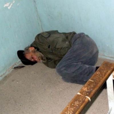 В Новосибирске жители многоэтажки борются с бездомными