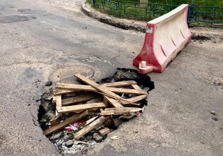 Проваливались машины. Правозащитники заставили власти убрать огромную яму на дороге в Воронеже