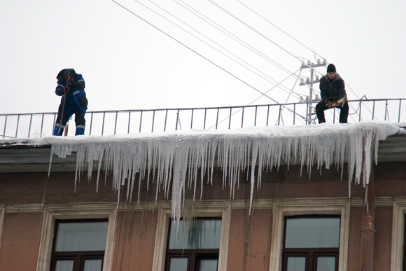 Утюг против сосулек: коммунальщики шокировали жителей Москвы технологиями уборки наледи