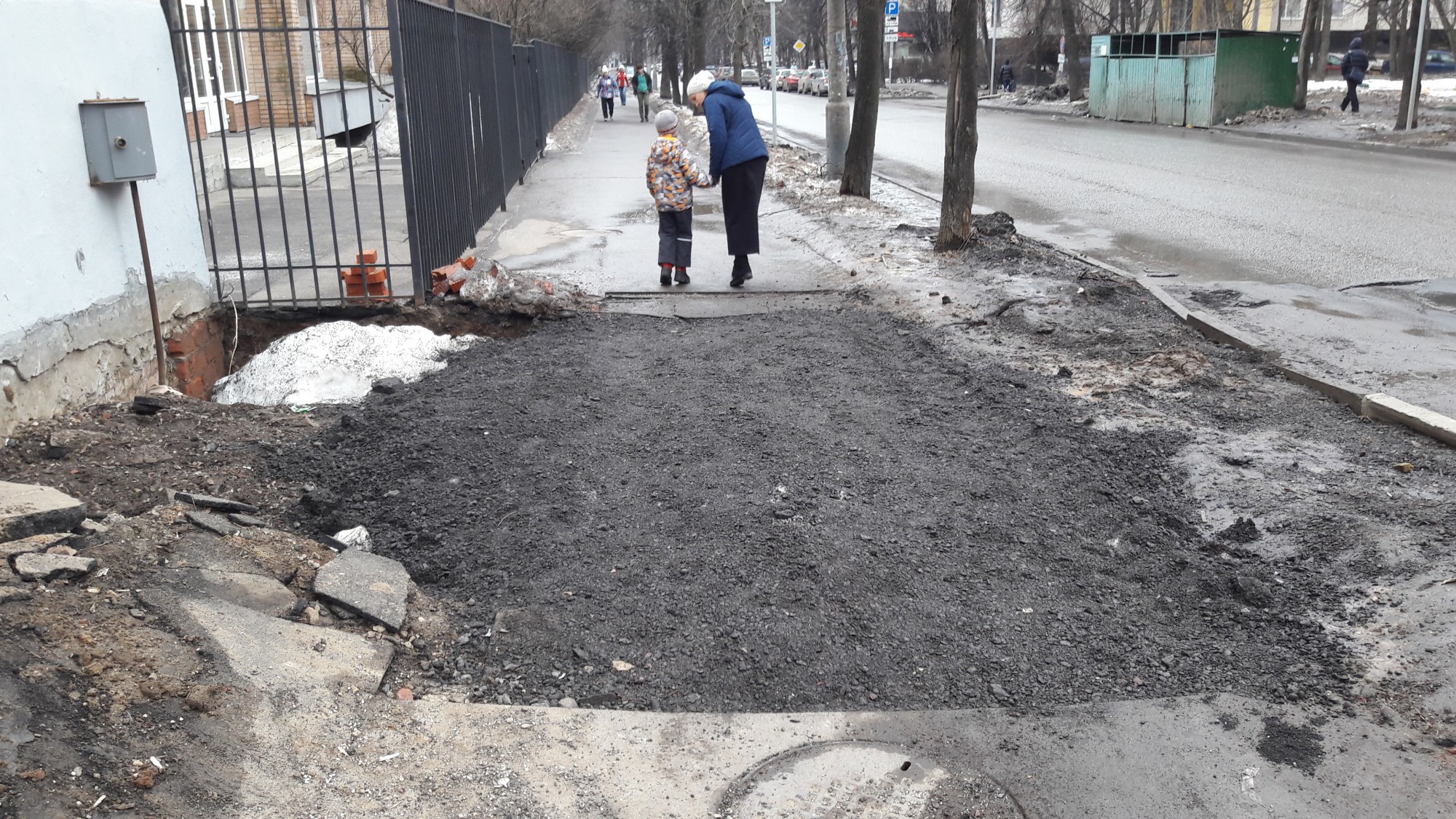 В Москве благодаря мироновскому Центру восстановили разбитый тротуар, ,  Россия